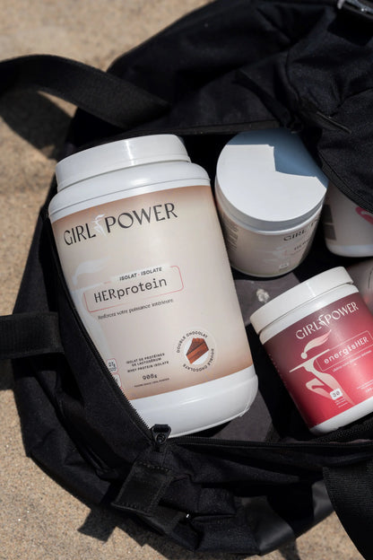 Protéine isolat HERprotein Girl Power accompagnée de suppléments Girl Power dans un sac de sport